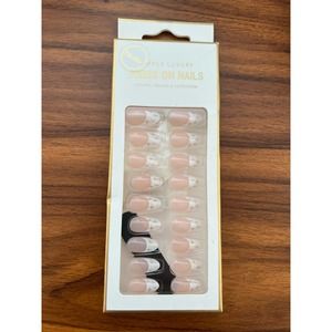 28 PCS WOMEN'S PRESS ON NAILS NEW FRENCH TIP AND GOLD